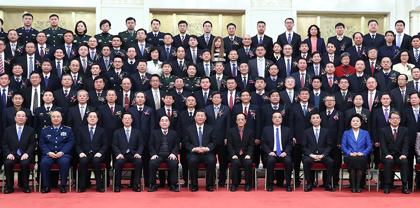 1月8日，國家科學(xué)技術(shù)獎勵大會在北京人民大會堂隆重舉行。黨和國家領(lǐng)導(dǎo)人習(xí)近平、李克強、張高麗、王滬寧出席大會並為獲獎代表頒獎。會前，習(xí)近平等黨和國家領(lǐng)導(dǎo)人會見獲獎代表並同大家合影留念。新華社記者 謝環(huán)馳 攝