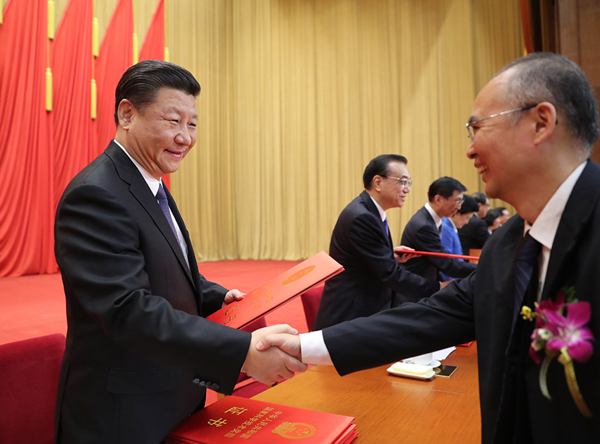 1月8日，國家科學(xué)技術(shù)獎勵大會在北京人民大會堂隆重舉行。習(xí)近平等黨和國家領(lǐng)導(dǎo)人向獲獎代表頒獎。 新華社記者 鞠鵬 攝