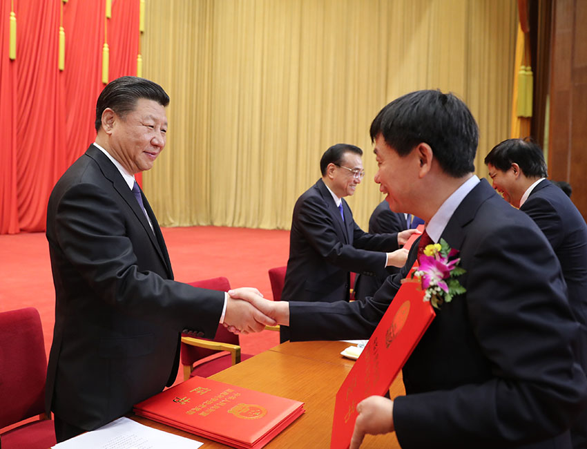 1月8日，國家科學(xué)技術(shù)獎勵大會在北京人民大會堂隆重舉行。習(xí)近平等黨和國家領(lǐng)導(dǎo)人向獲獎代表頒獎。 新華社記者 鞠鵬 攝