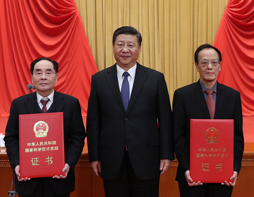 1月8日，國(guó)家科學(xué)技術(shù)獎(jiǎng)勵(lì)大會(huì)在北京人民大會(huì)堂隆重舉行。中共中央總書記、國(guó)家主席、中央軍委主席習(xí)近平向獲得2017年度國(guó)家最高科學(xué)技術(shù)獎(jiǎng)的南京理工大學(xué)王澤山院士（右）和中國(guó)疾病預(yù)防控制中心病毒病預(yù)防控制所侯雲(yún)德院士（左）頒發(fā)獎(jiǎng)勵(lì)証書。新華社記者 鞠鵬 攝