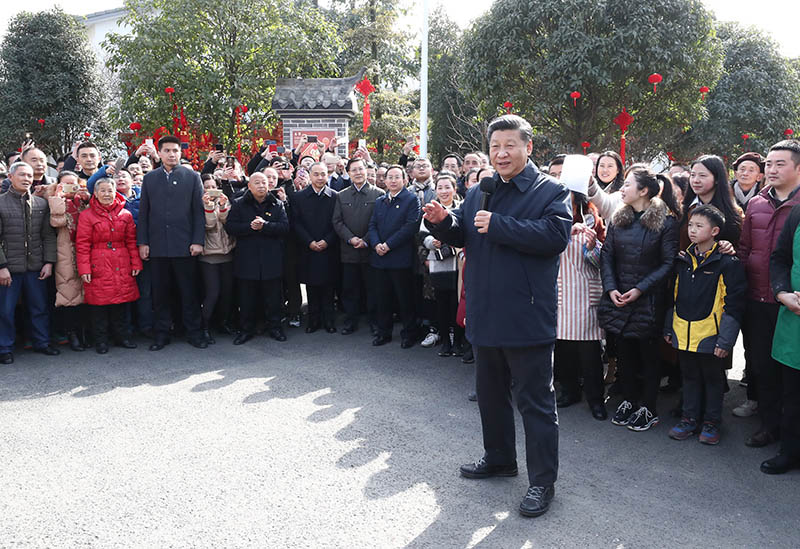 這是2月12日上午，習(xí)近平在成都市郫都區(qū)戰(zhàn)旗村考察時(shí)向群眾拜年，祝願全國各族人民新春快樂、闔家幸福。 新華社記者 鞠鵬 攝