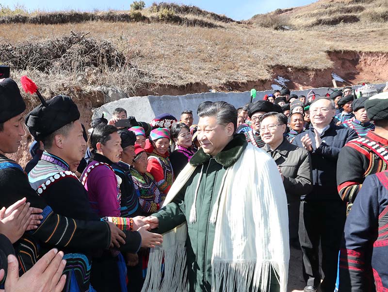 這是2月11日上午，習(xí)近平在涼山彝族自治州昭覺縣解放鄉(xiāng)易地扶貧搬遷新村火普村同鄉(xiāng)親們親切握手。 新華社記者 鞠鵬 攝