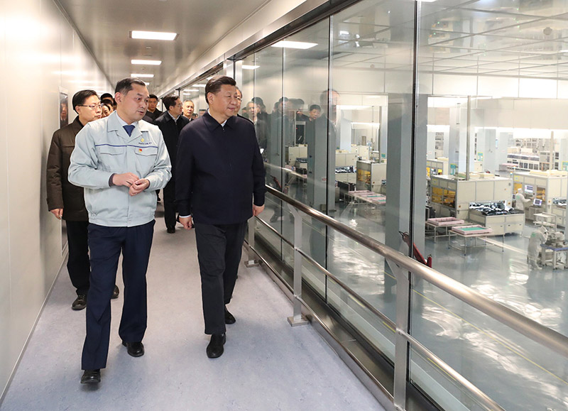 這是2月11日下午，習(xí)近平在成都中電熊貓顯示科技有限公司考察。 新華社記者 謝環(huán)馳 攝