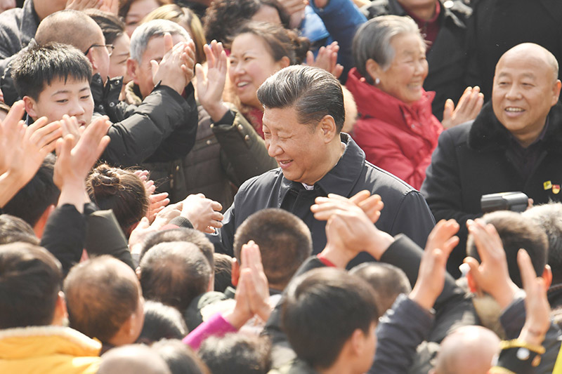 這是2月12日上午，習近平在成都市郫都區(qū)戰(zhàn)旗村考察時同村民們親切交流。 新華社記者 張鐸 攝