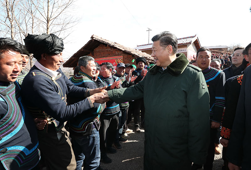 這是2月11日上午，習(xí)近平在涼山彝族自治州昭覺縣三岔河鄉(xiāng)三河村看望慰問全村群眾。 新華社記者 謝環(huán)馳 攝