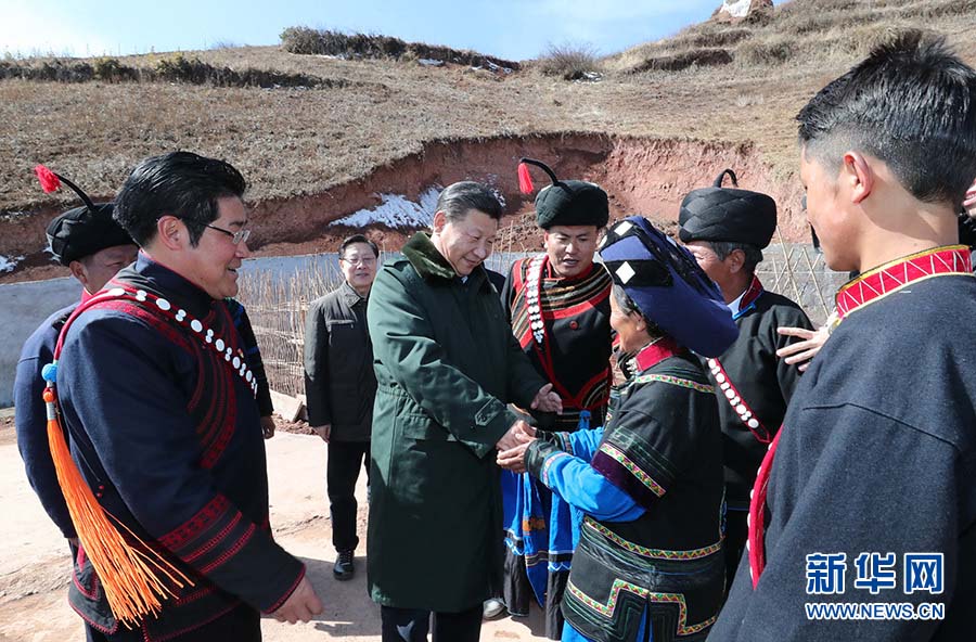 2月11日，中共中央總書記、國家主席、中央軍委主席習(xí)近平在四川考察。這是習(xí)近平在涼山彝族自治州昭覺縣解放鄉(xiāng)火普村了解易地扶貧情況。新華社記者 謝環(huán)馳 攝