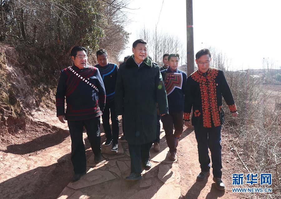中華民族傳統(tǒng)節(jié)日農(nóng)歷春節(jié)來臨之際，中共中央總書記、國家主席、中央軍委主席習近平來到四川考察調(diào)研，看望慰問各族干部群眾，向全國各族人民致以美好的新春祝福。這是2月11日，習近平在涼山彝族自治州昭覺縣三岔河鄉(xiāng)三河村了解當?shù)刎毨КF(xiàn)狀，聽取精準扶貧、精準脫貧措施落實情況介紹。新華社記者 鞠鵬 攝