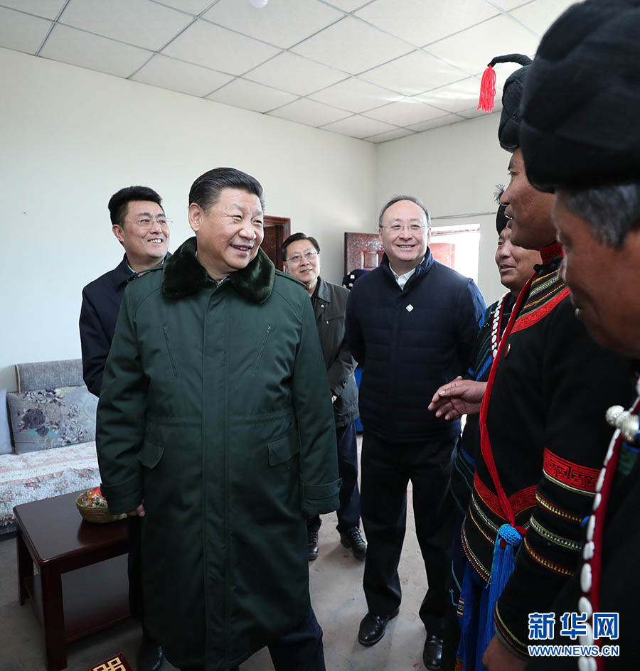 2月11日，中共中央總書記、國家主席、中央軍委主席習近平在四川考察。這是習近平在涼山彝族自治州昭覺縣解放鄉(xiāng)火普村貧困戶吉地爾子家的新居了解生產(chǎn)生活情況。新華社記者 鞠鵬 攝