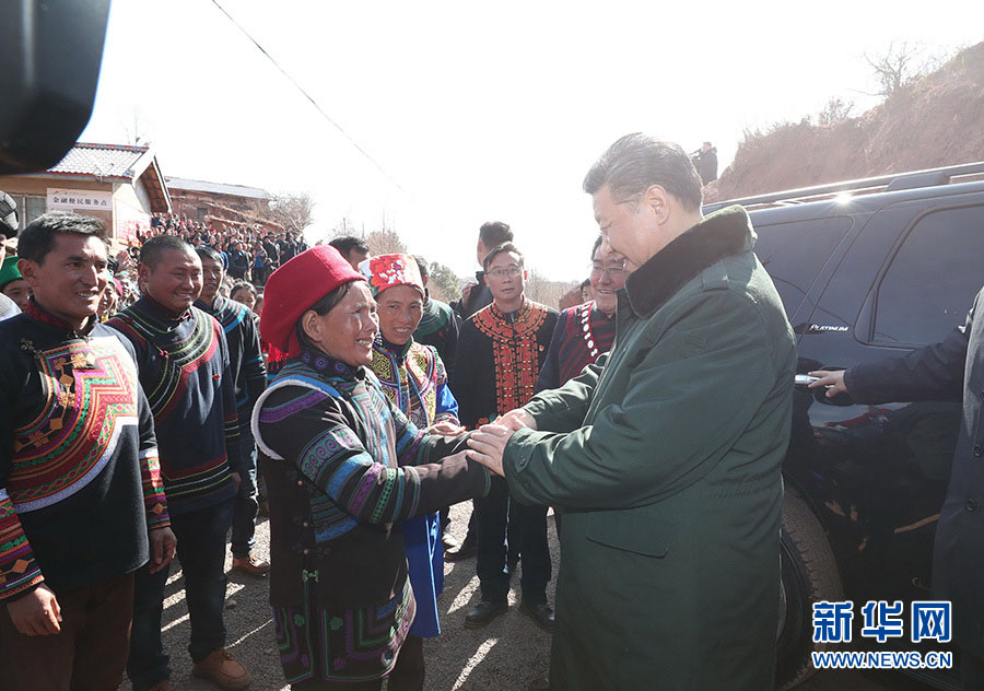 2月11日，中共中央總書記、國家主席、中央軍委主席習(xí)近平在四川考察。這是習(xí)近平在涼山彝族自治州昭覺縣三岔河鄉(xiāng)三河村同鄉(xiāng)親們道別。新華社記者 謝環(huán)馳 攝