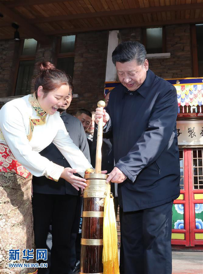 2月12日，中共中央總書記、國家主席、中央軍委主席習近平在四川考察。這是習近平在汶川縣映秀鎮(zhèn)考察時，親自操作打酥油茶。 新華社記者鞠鵬 攝
