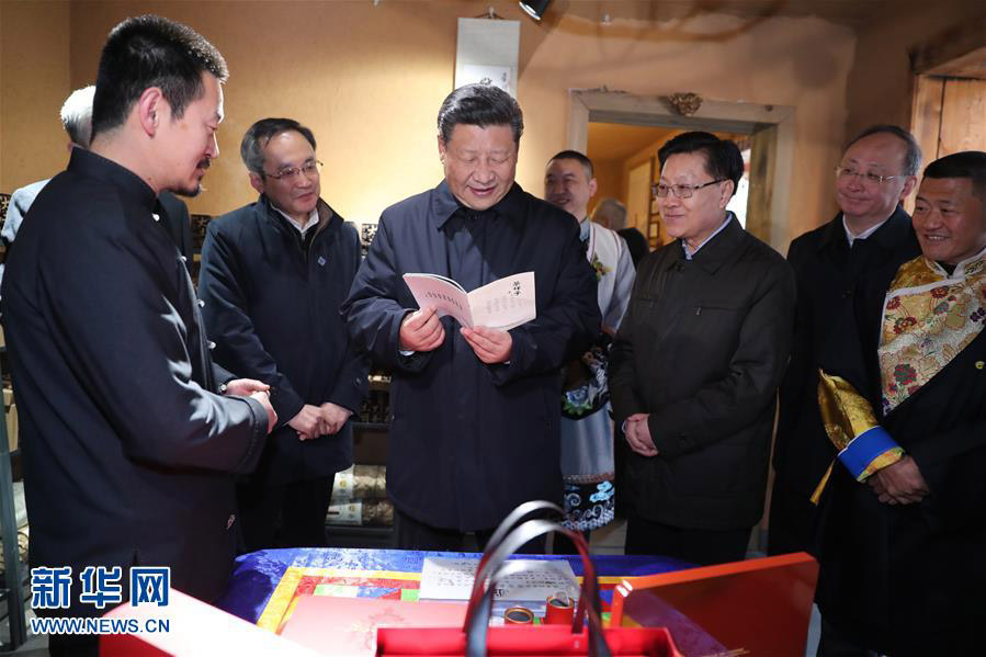 2月12日，中共中央總書記、國家主席、中央軍委主席習近平在四川考察。這是習近平在汶川縣映秀鎮(zhèn)考察時，在當?shù)厝罕娊?jīng)營的制茶坊了解發(fā)展茶產(chǎn)業(yè)帶動群眾致富的情況。新華社記者 鞠鵬 攝