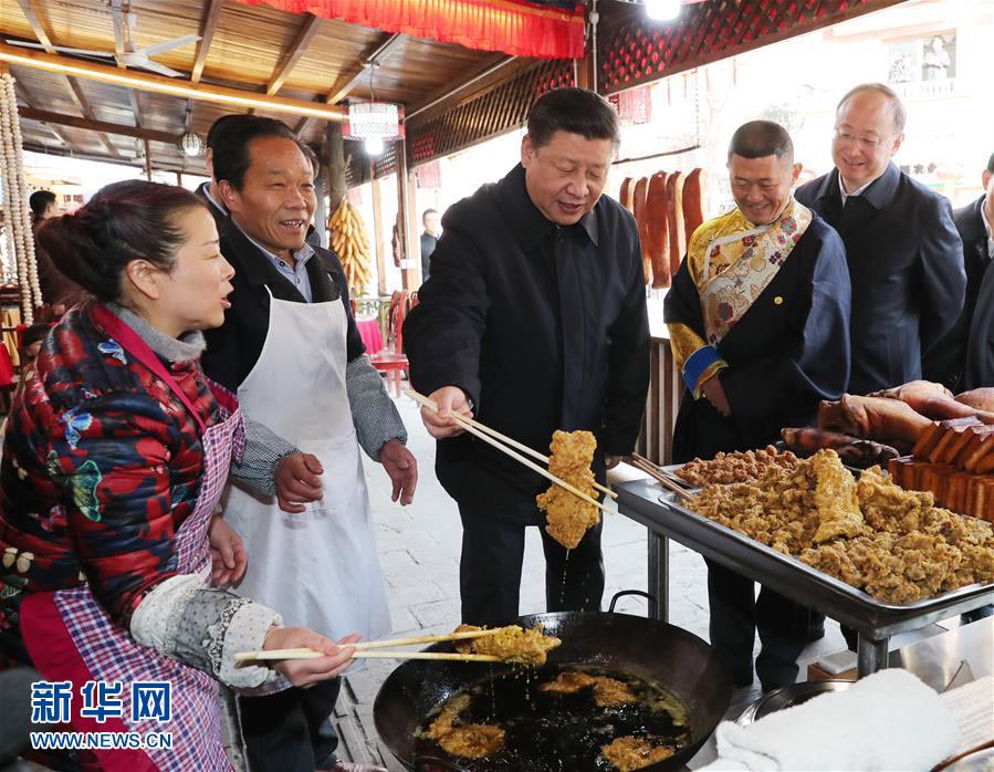 2月12日，中共中央總書記、國(guó)家主席、中央軍委主席習(xí)近平在四川考察。這是習(xí)近平在汶川縣映秀鎮(zhèn)考察時(shí)，在村民開辦的飯店體驗(yàn)炸酥肉。新華社記者 鞠鵬 攝