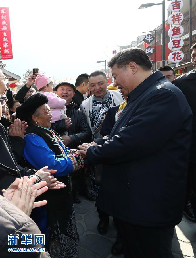2月12日，中共中央總書記、國家主席、中央軍委主席習(xí)近平在四川考察。這是習(xí)近平在汶川縣映秀鎮(zhèn)考察時，同當(dāng)?shù)厝罕娪H切交談。 新華社記者鞠鵬 攝