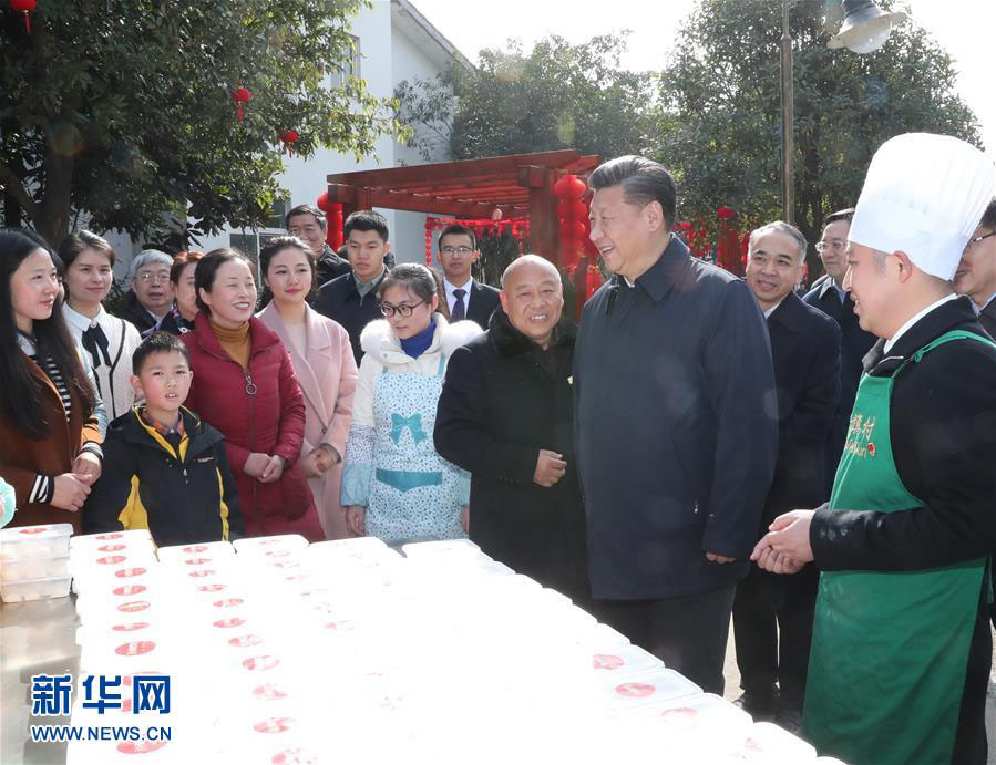 2月12日，中共中央總書記、國家主席、中央軍委主席習(xí)近平在四川考察。這是習(xí)近平在成都市郫都區(qū)唐昌街道戰(zhàn)旗村同當(dāng)?shù)厝罕娪H切交談。新華社記者 謝環(huán)馳 攝
