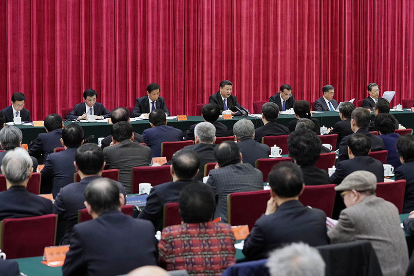 3月1日，中共中央在北京人民大會(huì)堂舉行紀(jì)念周恩來同志誕辰120周年座談會(huì)。中共中央總書記、國(guó)家主席、中央軍委主席習(xí)近平發(fā)表重要講話，中共中央政治局常委李克強(qiáng)、栗戰(zhàn)書、汪洋、王滬寧、趙樂際、韓正出席座談會(huì)。新華社發(fā)（盛佳鵬攝）