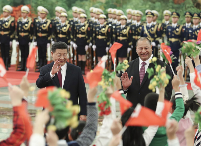 3月1日，國(guó)家主席習(xí)近平在北京人民大會(huì)堂同湯加國(guó)王圖普六世舉行會(huì)談。這是會(huì)談前，習(xí)近平在人民大會(huì)堂北大廳為圖普六世舉行歡迎儀式。新華社記者丁海濤攝