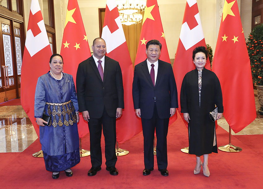 3月1日，國家主席習(xí)近平在北京人民大會(huì)堂同湯加國王圖普六世舉行會(huì)談。這是習(xí)近平和夫人彭麗媛同圖普六世國王和娜娜茜帕烏王后合影。新華社記者龐興雷攝