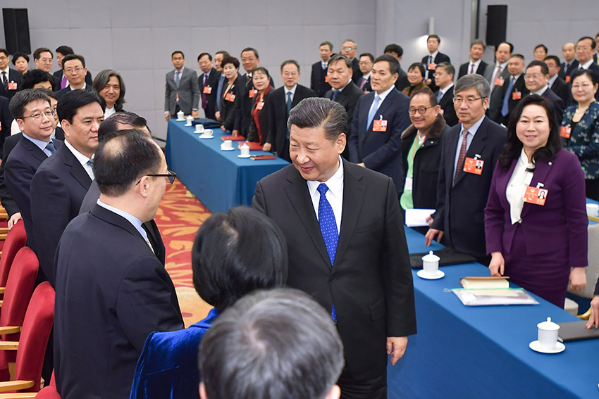 3月4日下午，中共中央總書記、國家主席、中央軍委主席習(xí)近平看望參加全國政協(xié)十三屆一次會(huì)議的民盟、致公黨、無黨派人士、僑聯(lián)界委員，並參加聯(lián)組會(huì)，聽取意見和建議。中共中央政治局常委、全國政協(xié)十三屆一次會(huì)議主席團(tuán)會(huì)議主持人汪洋參加看望和討論。新華社記者 李濤 攝