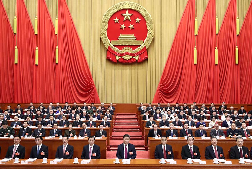 3月5日，第十三屆全國(guó)人民代表大會(huì)第一次會(huì)議在北京人民大會(huì)堂開(kāi)幕。黨和國(guó)家領(lǐng)導(dǎo)人習(xí)近平、李克強(qiáng)、張德江、俞正聲、張高麗、汪洋、王滬寧、趙樂(lè)際、韓正等出席會(huì)議。新華社記者 鞠鵬 攝