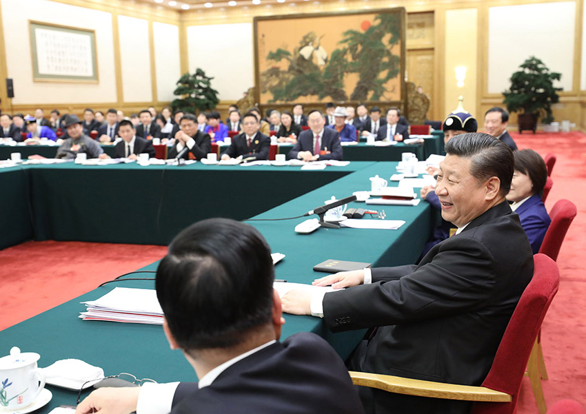 3月5日，中共中央總書記、國家主席、中央軍委主席習(xí)近平參加十三屆全國人大一次會議內(nèi)蒙古代表團(tuán)的審議。 新華社記者 鞠鵬 攝