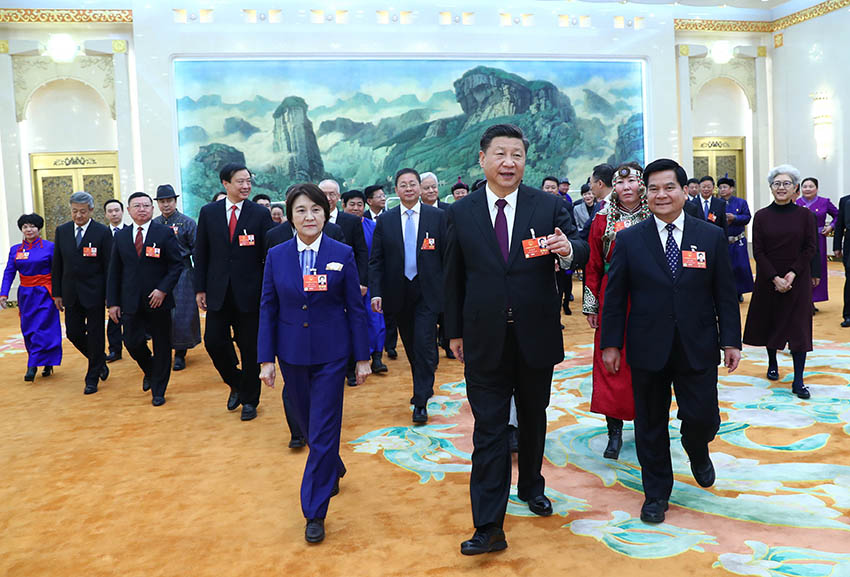 3月5日，中共中央總書記、國(guó)家主席、中央軍委主席習(xí)近平參加十三屆全國(guó)人大一次會(huì)議內(nèi)蒙古代表團(tuán)的審議。 新華社記者 謝環(huán)馳 攝