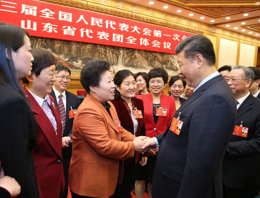 3月8日，中共中央總書記、國(guó)家主席、中央軍委主席習(xí)近平參加十三屆全國(guó)人大一次會(huì)議山東代表團(tuán)的審議。在“三八”國(guó)際勞動(dòng)?jì)D女節(jié)到來之際，習(xí)近平代表黨中央，向參加全國(guó)兩會(huì)的女代表、女委員、女工作人員，向全國(guó)各族各界婦女同胞，致以節(jié)日的祝賀和誠(chéng)摯的祝福。這是習(xí)近平同女代表親切交談。新華社記者 姚大偉 攝