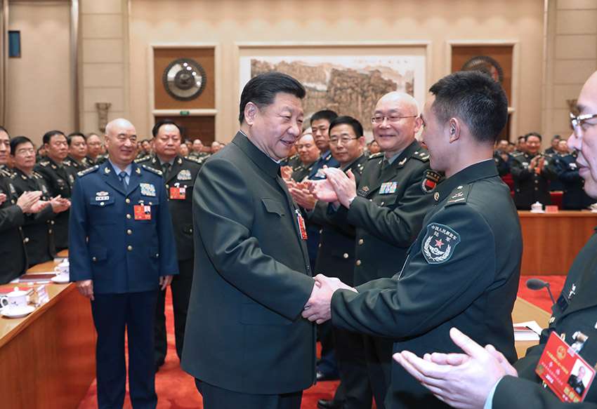 3月12日上午，中共中央總書記、國家主席、中央軍委主席習近平出席十三屆全國人大一次會議解放軍和武警部隊代表團全體會議。這是會議開始前，習近平親切接見與會代表。新華社記者 李剛 攝