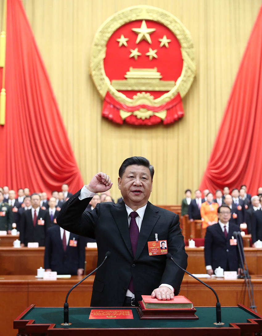 3月17日，十三屆全國人大一次會(huì)議在北京人民大會(huì)堂舉行第五次全體會(huì)議。習(xí)近平當(dāng)選中華人民共和國主席、中華人民共和國中央軍事委員會(huì)主席。這是習(xí)近平進(jìn)行憲法宣誓。新華社記者 鞠鵬 攝