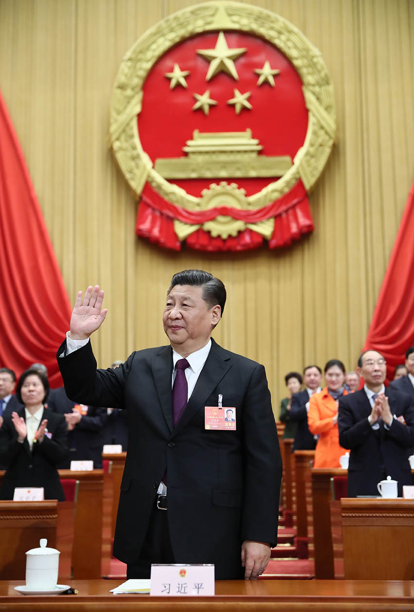 3月17日，十三屆全國人大一次會(huì)議在北京人民大會(huì)堂舉行第五次全體會(huì)議。習(xí)近平當(dāng)選中華人民共和國主席、中華人民共和國中央軍事委員會(huì)主席。新華社記者 蘭紅光 攝