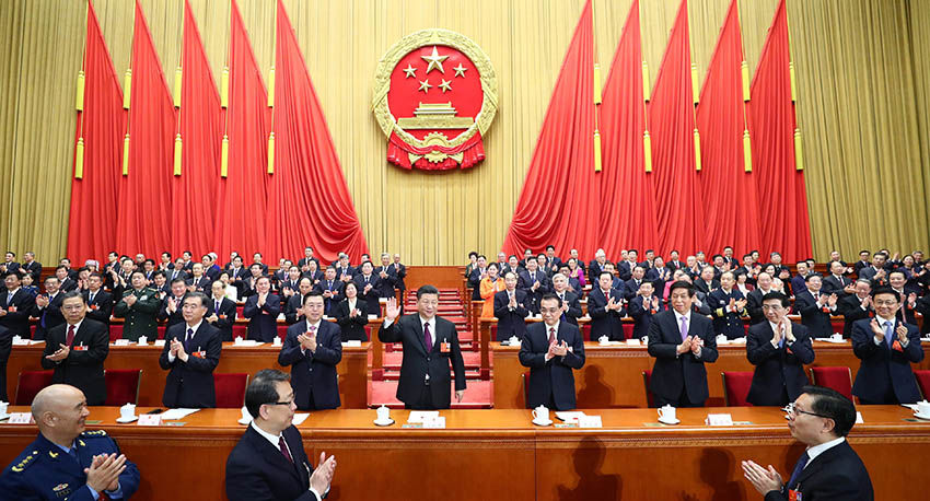 3月17日，十三屆全國人大一次會議在北京人民大會堂舉行第五次全體會議。習(xí)近平當(dāng)選中華人民共和國主席、中華人民共和國中央軍事委員會主席。新華社記者 謝環(huán)馳 攝