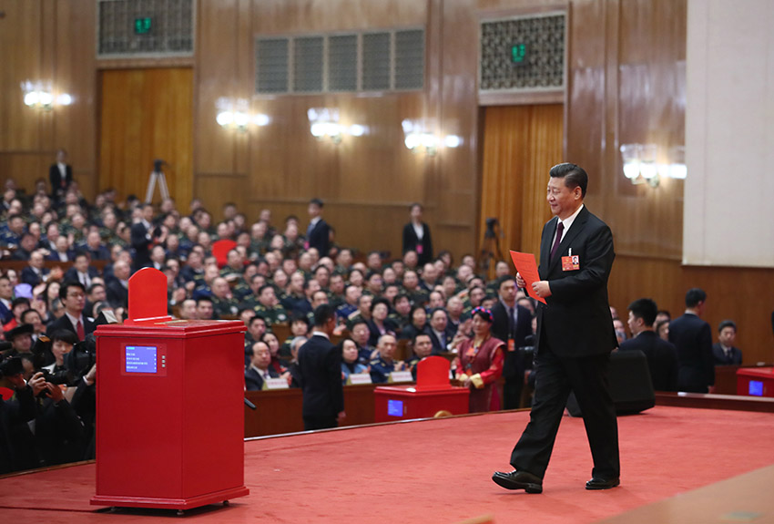 3月17日，十三屆全國人大一次會議在北京人民大會堂舉行第五次全體會議。習(xí)近平當選中華人民共和國主席、中華人民共和國中央軍事委員會主席。這是習(xí)近平準備投票。新華社記者 蘭紅光 攝