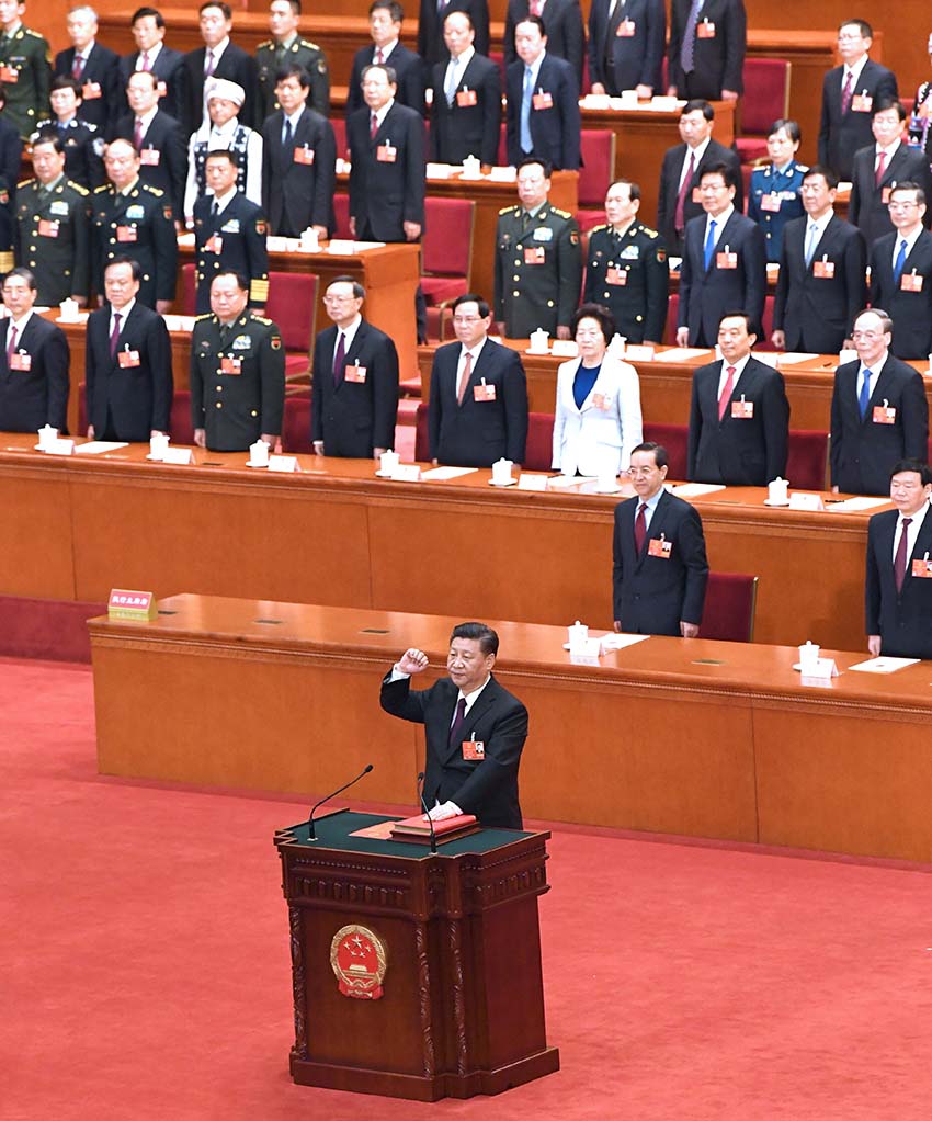3月17日，十三屆全國(guó)人大一次會(huì)議在北京人民大會(huì)堂舉行第五次全體會(huì)議。習(xí)近平當(dāng)選中華人民共和國(guó)主席、中華人民共和國(guó)中央軍事委員會(huì)主席。這是習(xí)近平進(jìn)行憲法宣誓。新華社記者 饒愛(ài)民 攝
