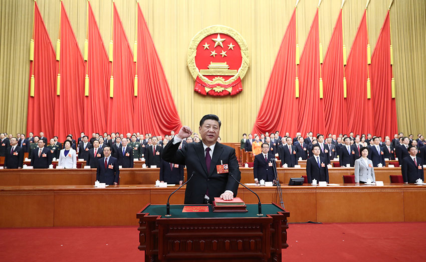 3月17日，十三屆全國(guó)人大一次會(huì)議在北京人民大會(huì)堂舉行第五次全體會(huì)議。習(xí)近平當(dāng)選中華人民共和國(guó)主席、中華人民共和國(guó)中央軍事委員會(huì)主席。這是習(xí)近平進(jìn)行憲法宣誓。新華社記者 鞠鵬 攝