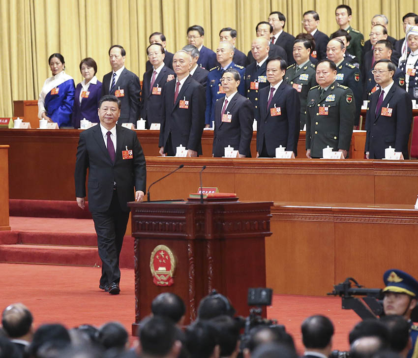 3月17日，十三屆全國人大一次會議在北京人民大會堂舉行第五次全體會議。習(xí)近平當(dāng)選中華人民共和國主席、中華人民共和國中央軍事委員會主席。這是習(xí)近平走向宣誓臺。新華社記者 姚大偉 攝