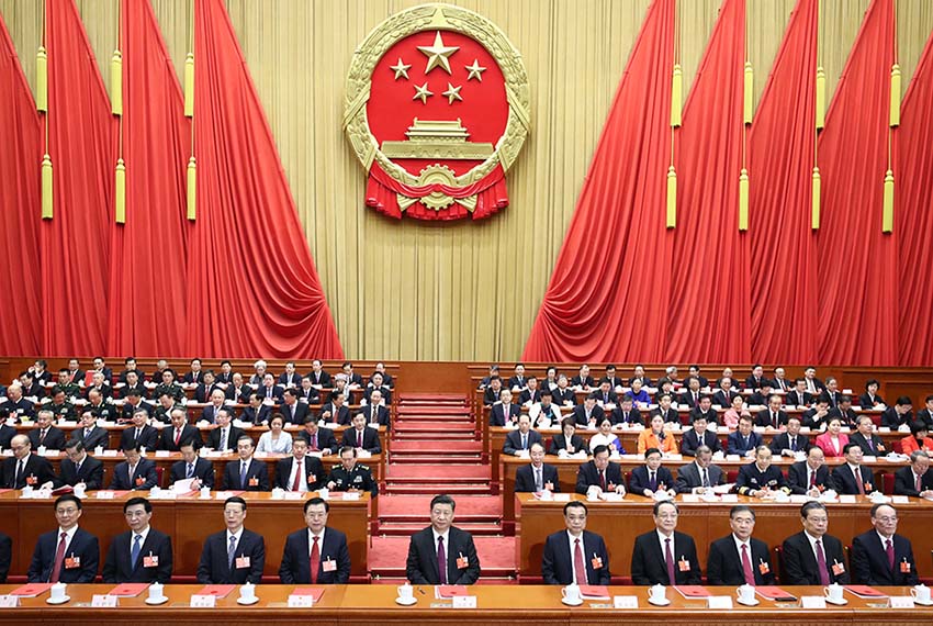 3月20日，第十三屆全國人民代表大會第一次會議在北京人民大會堂閉幕。習(xí)近平等黨和國家領(lǐng)導(dǎo)人在主席臺就座。 新華社記者 鞠鵬 攝