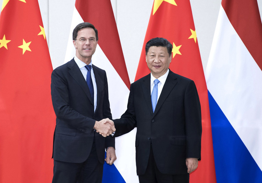 4月10日，國家主席習(xí)近平在海南省博鰲國賓館會(huì)見荷蘭首相呂特。新華社記者 李濤 攝
