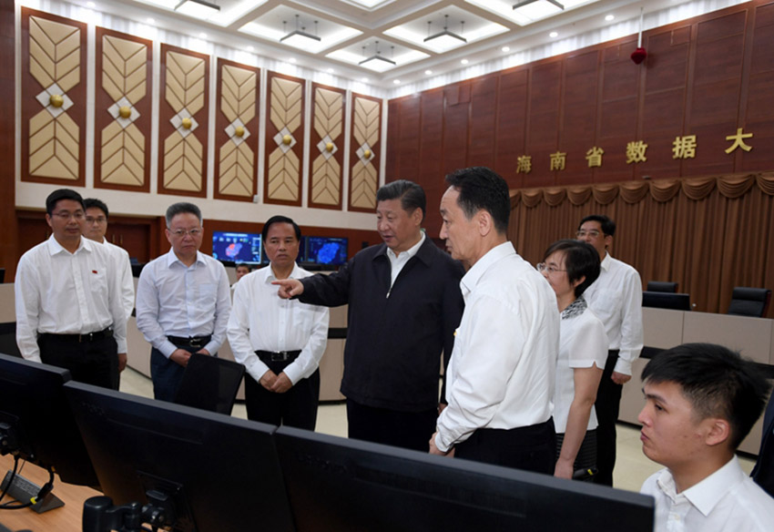 4月11日至13日，中共中央總書記、國家主席、中央軍委主席習(xí)近平在海南考察。這是4月13日上午，習(xí)近平在海南省政務(wù)數(shù)據(jù)中心大廳，通過巨幅屏幕察看數(shù)據(jù)中心建設(shè)運行情況以及在“多規(guī)合一”等領(lǐng)域的應(yīng)用展示。新華社記者 李學(xué)仁 攝