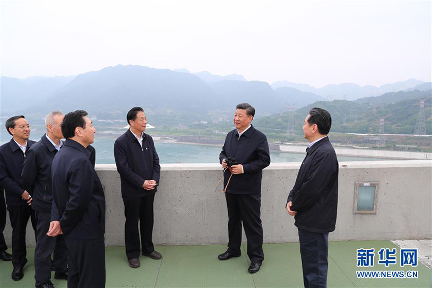 4月24日下午，中共中央總書記、國家主席、中央軍委主席習(xí)近平來到三峽大壩，詳細(xì)了解三峽工程建設(shè)、發(fā)電、水利、通航、生態(tài)保護(hù)等方面的情況。這是習(xí)近平在壩頂察看三峽工程全貌和壩區(qū)周邊生態(tài)環(huán)境。新華社記者 謝環(huán)馳 攝