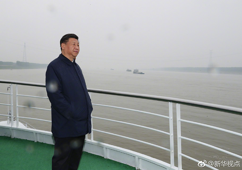 4月26日下午，中共中央總書記、國家主席、中央軍委主席習近平在武漢主持召開深入推動長江經濟帶發(fā)展座談會並發(fā)表重要講話。這是座談會前，習近平於25日上午乘船沿江察看兩岸生態(tài)環(huán)境和發(fā)展建設情況。新華社記者 謝環(huán)馳 攝