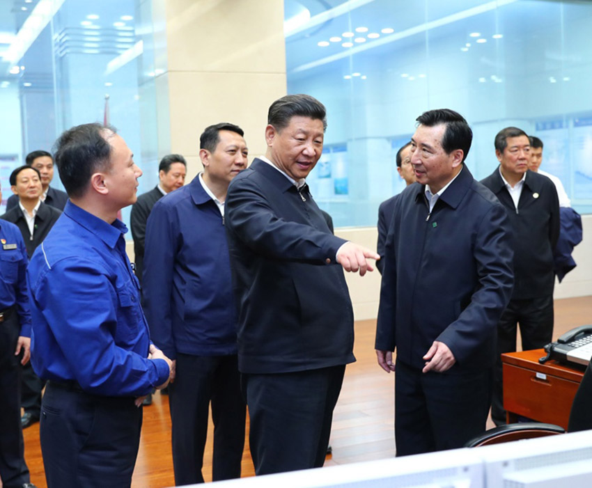 4月24日下午，中共中央總書記、國家主席、中央軍委主席習(xí)近平來到三峽大壩，詳細(xì)了解三峽工程建設(shè)、發(fā)電、水利、通航、生態(tài)保護(hù)等方面的情況。這是習(xí)近平視察左岸發(fā)電廠中央控制室。新華社記者 謝環(huán)馳 攝