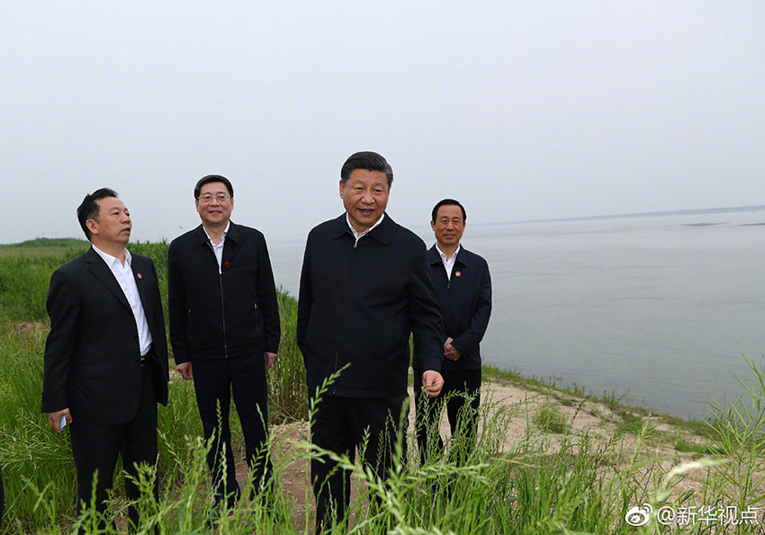 4月25日下午，中共中央總書記、國家主席、中央軍委主席習(xí)近平乘船考察長江，抵達(dá)石首港。隨后，驅(qū)車一個多小時來到湖南岳陽，考察位於長江沿岸的岳陽市君山華龍碼頭。這是習(xí)近平察看非法砂石碼頭整治復(fù)綠情況。新華社記者 謝環(huán)馳 攝