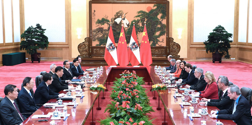4月8日，國家主席習(xí)近平在北京人民大會堂同奧地利總統(tǒng)范德貝倫舉行會談。 新華社記者 張領(lǐng) 攝
