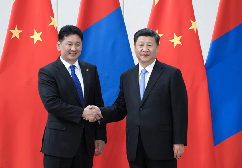 4月10日，國(guó)家主席習(xí)近平在海南省博鰲國(guó)賓館會(huì)見蒙古國(guó)總理呼日勒蘇赫。 新華社記者 李濤 攝