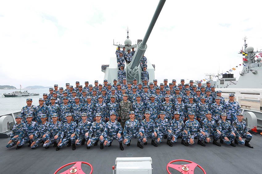 4月12日上午，中央軍委在南海海域隆重舉行海上閱兵，展示人民海軍嶄新面貌，激發(fā)強(qiáng)國強(qiáng)軍堅(jiān)定信念。中共中央總書記、國家主席、中央軍委主席習(xí)近平檢閱部隊(duì)並發(fā)表重要講話。這是習(xí)近平同長沙艦部分官兵合影。新華社記者 李剛 攝