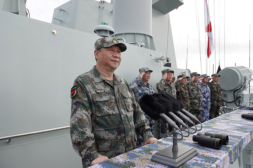 4月12日上午，中央軍委在南海海域隆重舉行海上閱兵，展示人民海軍嶄新面貌，激發(fā)強國強軍堅定信念。中共中央總書記、國家主席、中央軍委主席習近平檢閱部隊並發(fā)表重要講話。這是習近平檢閱海上編隊。新華社記者 李剛 攝