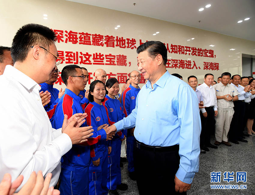 4月12日下午，中共中央總書記、國家主席、中央軍委主席習(xí)近平在海南省三亞市考察。這是習(xí)近平在位於三亞的中國科學(xué)院深?？茖W(xué)與工程研究所，同“深海勇士”號載人潛水器設(shè)計師和深潛團隊親切交談。新華社記者 李學(xué)仁 攝