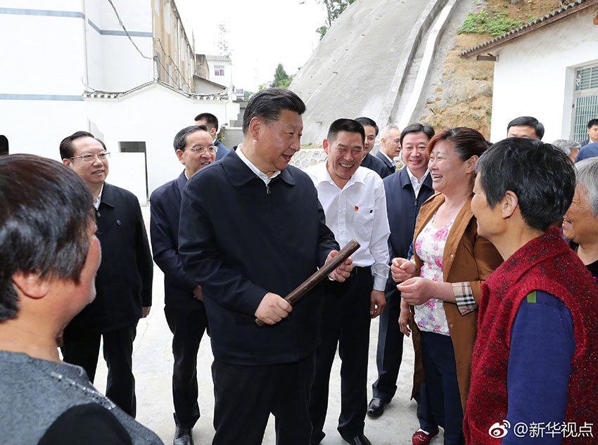 4月24日下午，中共中央總書記、國(guó)家主席、中央軍委主席習(xí)近平來(lái)到緊鄰三峽大壩的宜昌市夷陵區(qū)太平溪鎮(zhèn)許家沖村，了解這個(gè)移民村的變遷和發(fā)展特色產(chǎn)業(yè)等情況。這是習(xí)近平接過(guò)村民洗衣用的棒槌，與村民親切交流。新華社記者 鞠鵬 攝