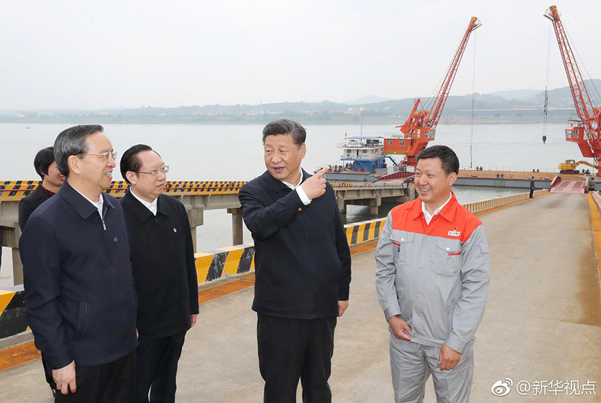 4月26日下午，中共中央總書記、國家主席、中央軍委主席習(xí)近平在武漢主持召開深入推動長江經(jīng)濟(jì)帶發(fā)展座談會並發(fā)表重要講話。這是座談會前，習(xí)近平於24日中午到興發(fā)集團(tuán)宜昌新材料產(chǎn)業(yè)園，察看化工企業(yè)搬遷、改造以及碼頭復(fù)綠情況。新華社記者 鞠鵬 攝