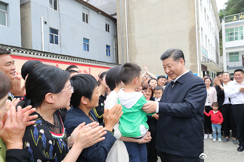 4月24日下午，中共中央總書記、國家主席、中央軍委主席習(xí)近平來到緊鄰三峽大壩的宜昌市夷陵區(qū)太平溪鎮(zhèn)許家沖村，了解這個(gè)移民村的變遷和發(fā)展特色產(chǎn)業(yè)等情況。這是習(xí)近平與村民親切交流。新華社記者 鞠鵬 攝