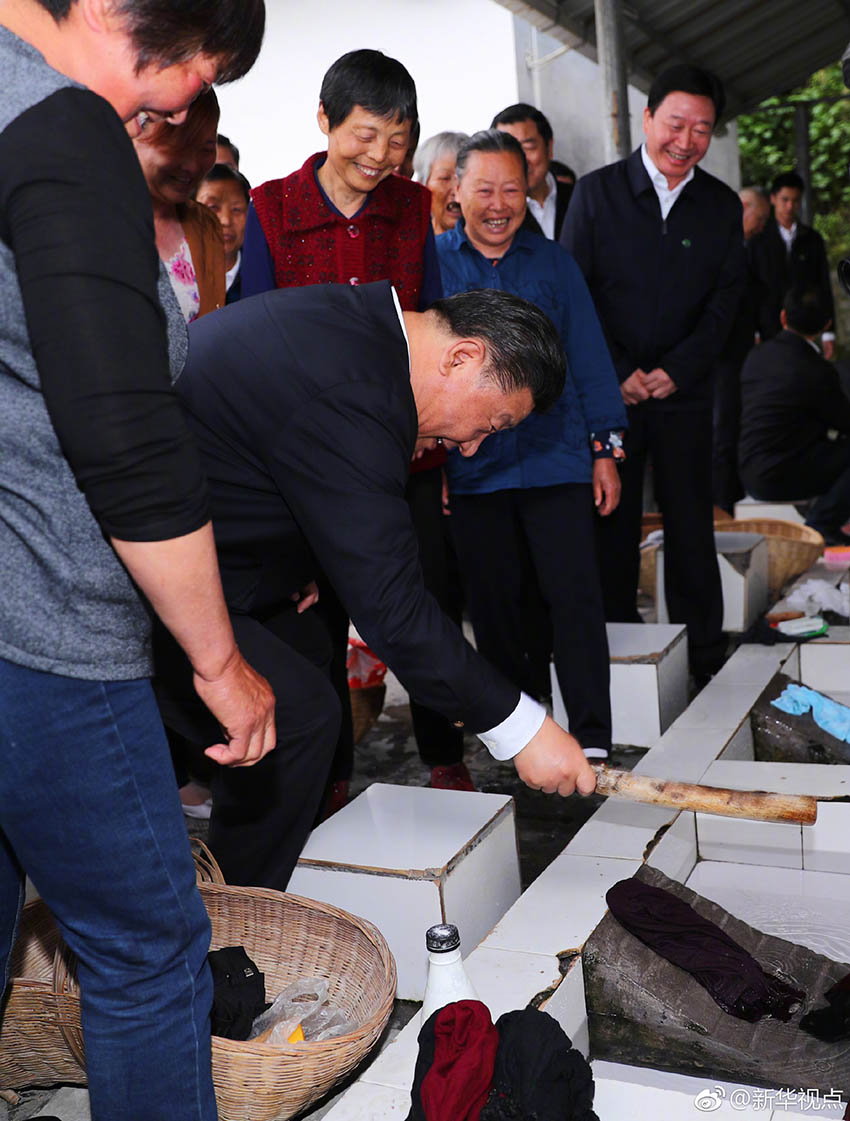 4月24日下午，中共中央總書記、國(guó)家主席、中央軍委主席習(xí)近平來(lái)到緊鄰三峽大壩的宜昌市夷陵區(qū)太平溪鎮(zhèn)許家沖村，了解這個(gè)移民村的變遷和發(fā)展特色產(chǎn)業(yè)等情況。這是習(xí)近平接過(guò)村民洗衣用的棒槌，俯下身試著捶打了幾下衣服。新華社記者 謝環(huán)馳 攝
